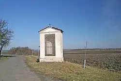 Výklenková kaple u cesty k rozhledně Romanka.