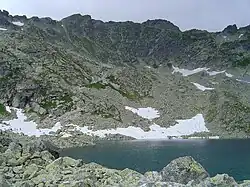 Pohled na Hrubý vrch přes pleso