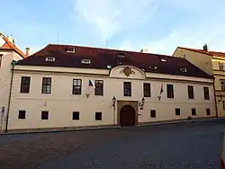 Pohled na Hrzánský palác z Hradčanského náměstí