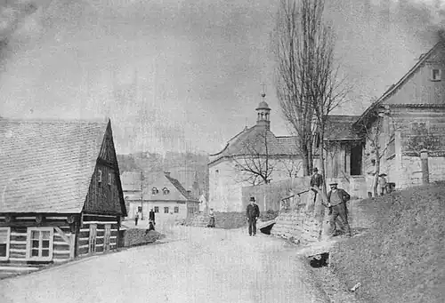 Pohled na kapli a bývalý sklářský dvůr