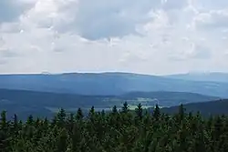 Pohled na Huťskou horu z Klostermannovy rozhledny na Javorníku