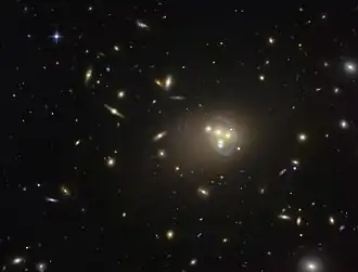 ESO 146-5, jak ji zachytil HST. Modré struktury kolem centrálních galaxií jsou gravitačně čočkované obrazy mnohem vzdálenější galaxie za kupou.