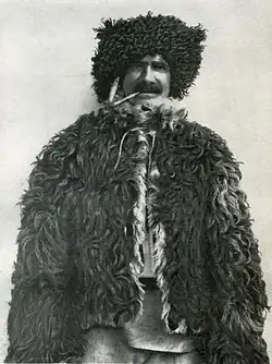 Hucul v obráceném kožichu a klobouku, 1899