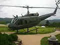 Vystavený UH-1D Huey vrtulník používaný ve Vietnamu