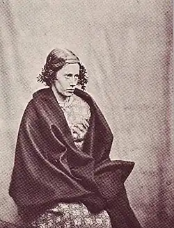 Duševně nemocný pacient oblečený jako Ophelie