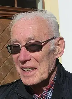 Hugo Engelhart před kaplí sv. Jiří na děčínském zámku (22. září 2012)