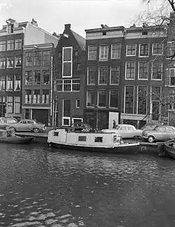 Blok domů na Prinsengracht – dům 263 ještě před proměnou na muzeum je třetí zprava (foto: Wim van Rossem / Anefo, datum: 20. března 1957).