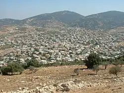 Celkový pohled na Churfejš, v pozadí masiv Har Meron