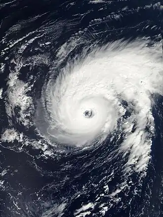 Hurikán krátce po dosažení největší intenzity