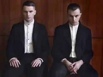Adam Anderson (vlevo) and Theo Hutchcraft (vpravo) v březnu 2014