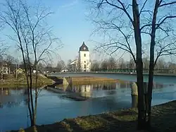 most přes řeku a kostel v Husby