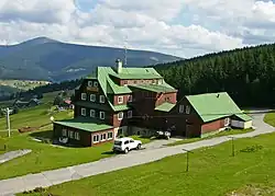 Husova bouda v létě s vrcholem Sněžky v pozadí