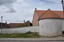 Hustopeče – bašta s úsekem hradební zdi