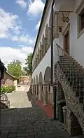 Dvorní trakt s arkádovou lodžií