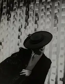 Klobouk E. Krafft, Breitschwanz-Cape von Penižek & Rainer