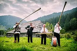 Skupina starších mužů s nástroji