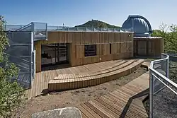 Hvězdárna se nachází na Písečném vrchu, který leží pod Doubravskou horou nad městskou částí Prosetice.