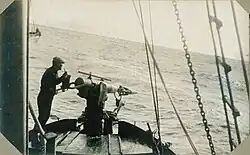 Velrybář s harpunovým kanónem na Faerských ostrovech