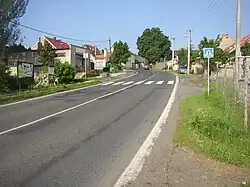 Silnice I/16 procházející středem vesnice