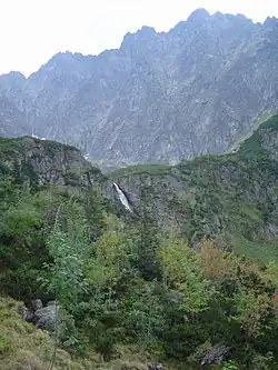 Hviezdoslavov vodopád, zprava Ganek, Rumanov štít a Zlobivá