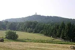 Vrchol hory Hvozd v Lužických horách z cesty k hraničnímu přechodu Jánské kameny