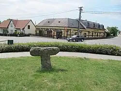 Smírčí kříž u hlavní křižovatky