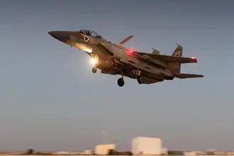 Stíhací letoun přistává po bombardování velitelství