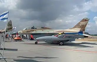 F-16B č. 017 peruti na CIAF 2004, Brno-Tuřany
