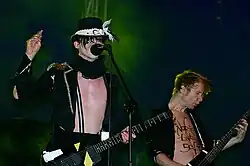 IAMX v typických extravagantních kostýmech