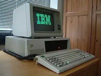 IBM PC XT včetně původní klávesnice a monochromatického monitoru IBM 5151
