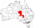 Mapa zobrazující Strzeleckého poušť (vpravo dole) spojnou pruhem se Simpsonovou pouští (vlevo nahoře) na mapě Austrálie.