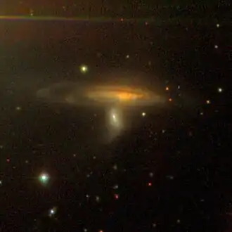 IC 1559 a větší NGC 169 nad IC 1559 na snímku z SDSS