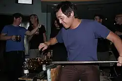 Masahiro Sasaki v huti Ajeto Art Glass Museum tvoří v rámci IGS 2018