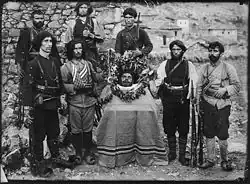 Muži pózují s hlavou Atanase Karshakova