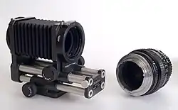 Měch a objektiv s namontovaným retroadaptérem, zde pro Minoltu MD