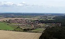 Lány při pohledu od západu