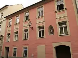 Husova ulice detail průčelí domu čp. 68