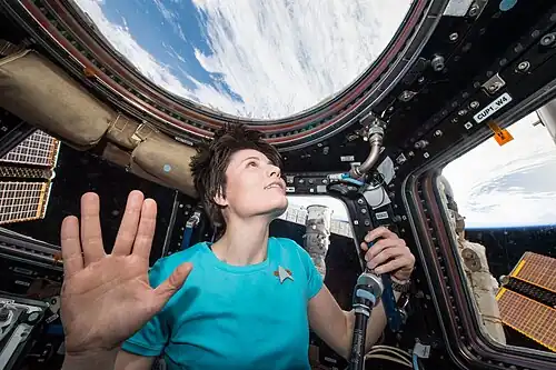 28. února 2015 zveřejnila astronautka Evropské vesmírné agentury Samantha Cristoforettiová na Twitteru tuto fotografii jako poslední pozdrav Leonardu Nimoyovi. Její tričko zdobí znak Hvězdné flotily.