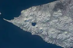 Jižní oblast Kamčatky na snímku, pořízeném posádkou mezinárodní vesmírné stanice (ISS) roku 2014. Vpravo u jezera je vulkán Iljinskij a dále naprovo od něj Želtovskij