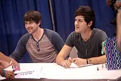 Ian Hecox (vlevo) a Anthony Padilla (vpravo) na VidConu 2014
