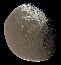 Iapetus na fotomozaice sondy Cassini z 31. prosince 2004 (v oblasti rovníku je zřetelný až 20 km vysoký horský hřeben)
