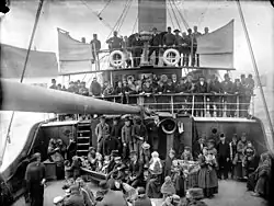 Fotografie pořízená na palubě emigrantského plavidla Vesturfari (Západní cestovatel) kdesi na Islandu v letech 1866-1909