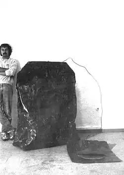 Josef Hirthammer se svou sochou Čajový sáček