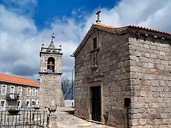 Románský kostel Santiago s věží Belmonte v pozadí