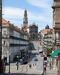 Clérigos směrem k průčelí kostela