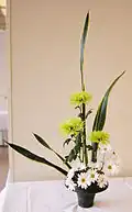 Skrytá rovnováha v dobře sladěném aranžmá (ikebana).