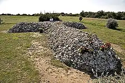 Oblázkový kříž na ostrově Madame, kde byli někteří mučedníci pohřbení