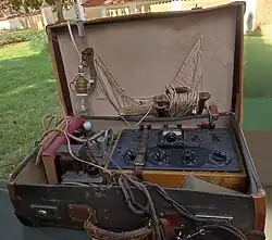 Replika (model) ilegální radiotelegrafní stanice (vysílačka a přijímač) používané odbojem v letech 1939 až 1945