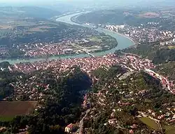 Celkový pohled na město na břehu Rhôny
