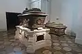 Rakev císaře Ferdinanda I., vpravo rakev jeho manželky Marie Anny Savojské